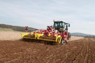 Cultivatoren Pöttinger Synkro 4030 K