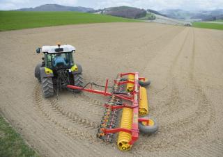 Tractoren met vierwielaandrijving Claas Elios 220
