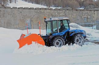 Tractoren met vierwielaandrijving BCS Volcan 750 AR