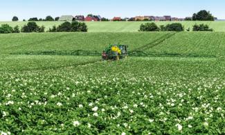 Getrokken veldspuiten John Deere M962