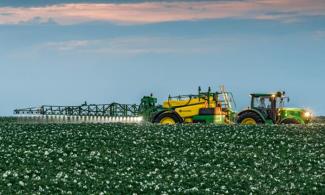 Getrokken veldspuiten John Deere M962