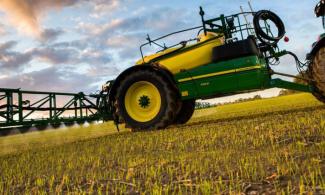 Getrokken veldspuiten John Deere R 962 i