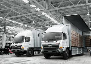 Trucks Bakwagen Hino 500 FE 1426 4x2