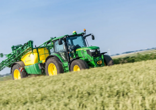 Getrokken veldspuiten John Deere M724i