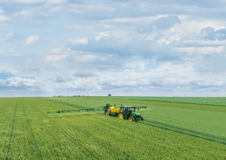 Getrokken veldspuiten John Deere M724i