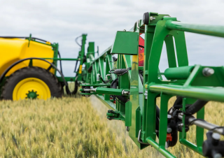 Getrokken veldspuiten John Deere M724i