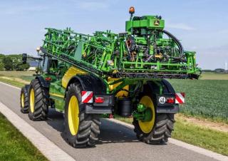 Getrokken veldspuiten John Deere R975i