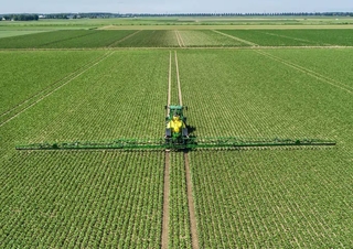 Getrokken veldspuiten John Deere R975i