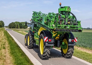 Getrokken veldspuiten John Deere R975i