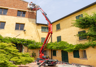 Knikarmhoogwerker Knikarmhoogwerkers op rupsbanden Hinowa Lightlift 14.70 IIIS