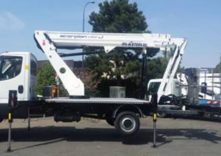 Telescoophoogwerkers Telescoophoogwerkers op vrachtwagens Oil & Steel Scorpion 2112J