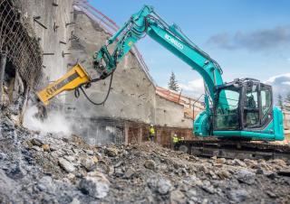 Rupsgraafmachines Kobelco SK 140 SRLC 3