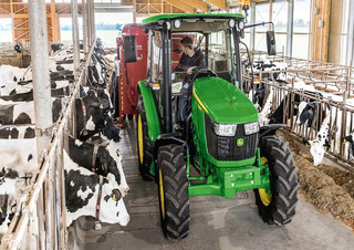 Tractoren met vierwielaandrijving John Deere 5075E
