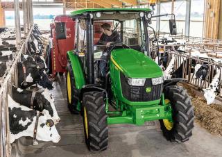 Tractoren met vierwielaandrijving John Deere 5075E