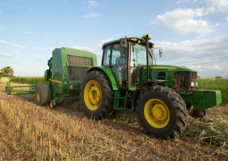 Tractoren met vierwielaandrijving John Deere 6105J