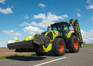Tractoren met vierwielaandrijving Claas Axion 830 Cmatic 