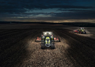 Tractoren met vierwielaandrijving Claas Axion 830 Cmatic