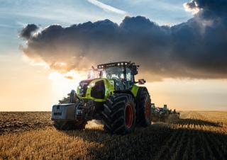 Tractoren met vierwielaandrijving Claas Axion 870 Cmatic 