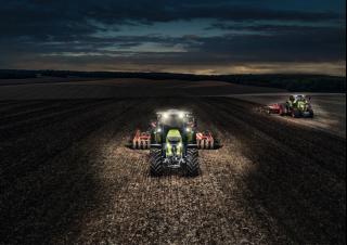 Tractoren met vierwielaandrijving Claas Axion 870 Cmatic 