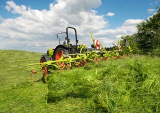Tractoren met vierwielaandrijving Claas Elios 210 Advanced 