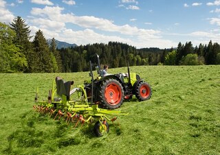 Tractoren met vierwielaandrijving Claas Elios 210 Basic 