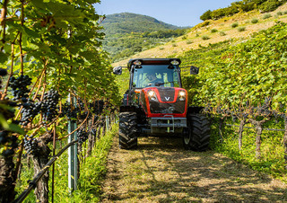 Tractoren met vierwielaandrijving Valtra F105S