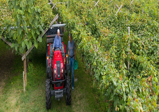 Tractoren met vierwielaandrijving Valtra F75S