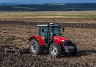 Tractoren met vierwielaandrijving Massey Ferguson MF 6714R
