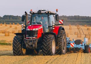 Tractoren met vierwielaandrijving Massey Ferguson MF 8735 S 