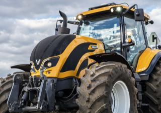 Tractoren met vierwielaandrijving Valtra T250 CVT	