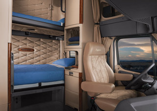 Trucks Trekkers Freightliner Cascadia 113 72 XT Cummins X15