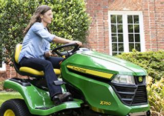 Zitmaaiers en Tuin tractoren John Deere X330