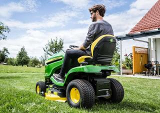 Zitmaaiers en Tuin tractoren John Deere X370