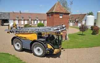 Zelfrijdende veldspuiten Challenger RoGator 635