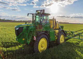 Zelfrijdende veldspuiten John Deere R4140i