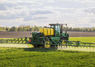 Zelfrijdende veldspuiten John Deere R4140i