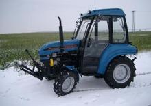 Tractoren met vierwielaandrijving Belarus 321