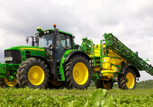 Getrokken veldspuiten John Deere 824
