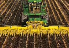 Combine maaidorsers maïskop John Deere 390plus