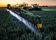Getrokken veldspuiten John Deere R975i