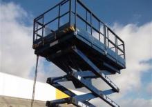 Schaarliften op rupsen Aichi RV 123