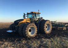 Tractoren met vierwielaandrijving Challenger 1046