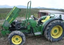 Tractoren met vierwielaandrijving John Deere 2446F