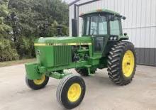 Tractoren met vierwielaandrijving John Deere 4240