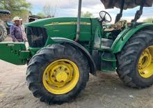 Tractoren met vierwielaandrijving John Deere 5725