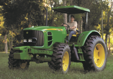 Tractoren met vierwielaandrijving John Deere 6110 E