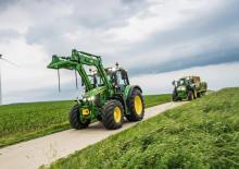 Tractoren met vierwielaandrijving John Deere 6110M 