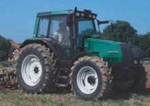 Tractoren met vierwielaandrijving Valtra 6350 HI