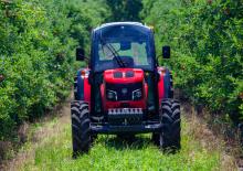 Tractoren met vierwielaandrijving Mahindra 6675F