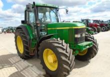 Tractoren met vierwielaandrijving John Deere 6910